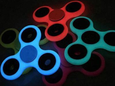 Glow In the Dark Tri Spinners - WholesaleVapor.com ?id=15604875329589